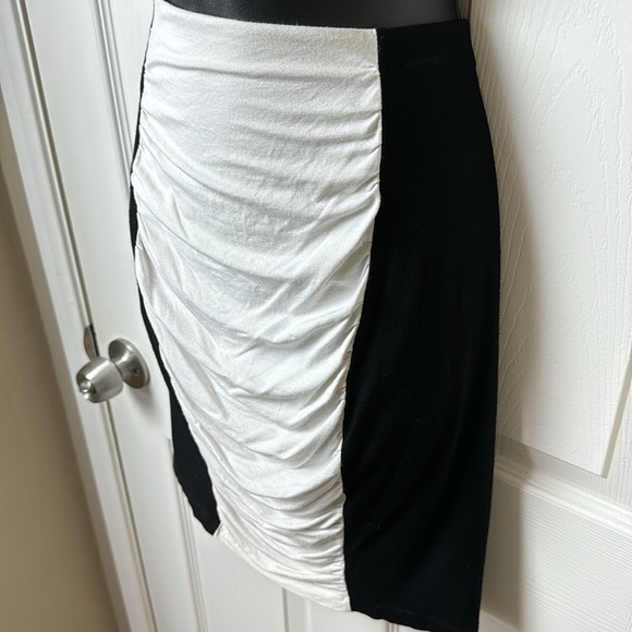 VINCE CAMUTO Black & Off-White Pull-on Pencil Skirt - Size M - Picture 6 of 7